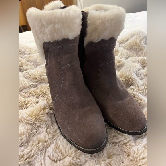 short boots taupe worn once white fur super comfortable and perfect for winter - Picture 2 of 3